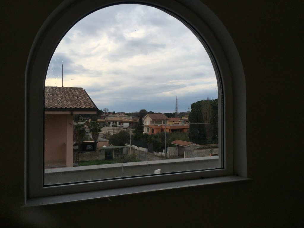 Finestra ad arco bianca vista dall’interno