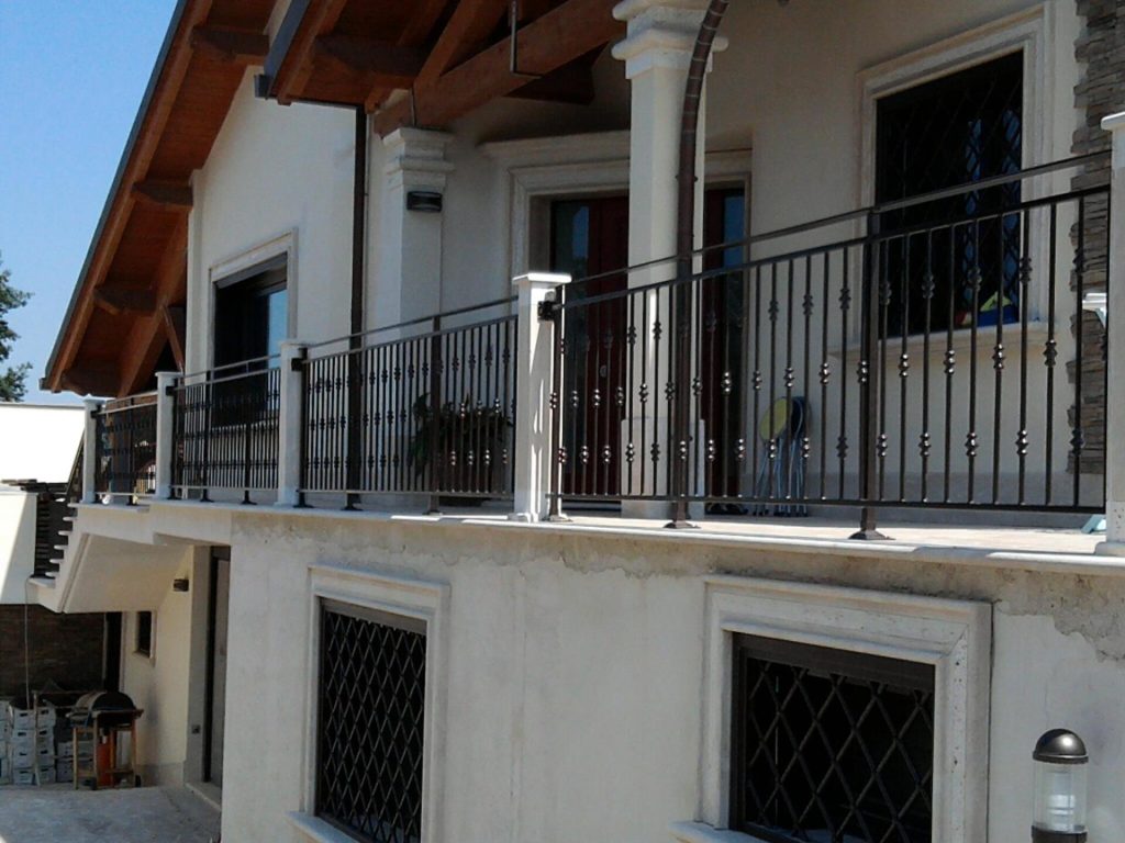 Ringhiera in ferro su balcone di una villa