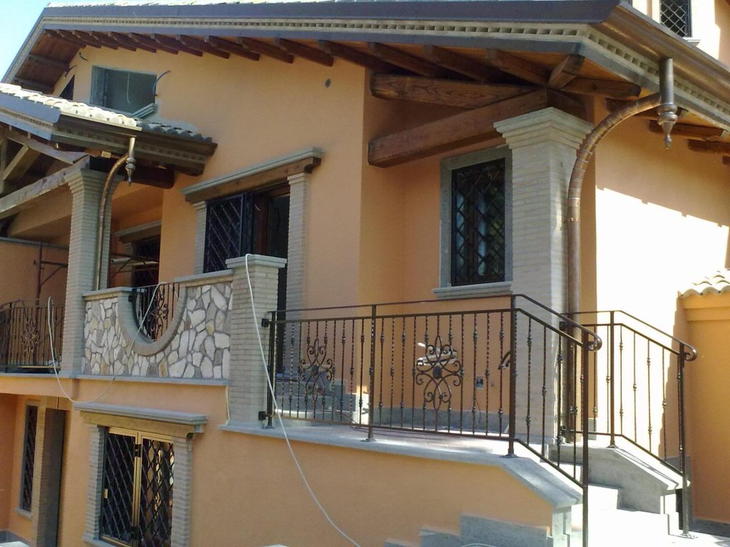 Ringhiere in ferro sui balconi di una villa