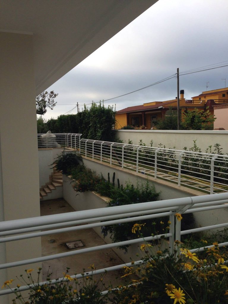 Ringhiera bianca a correnti tubolari su un terrazzamento