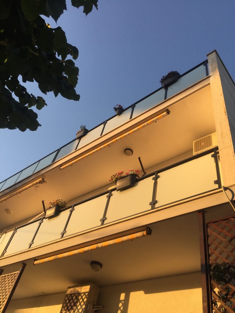 Parapetti in vetro dei balconi visti dal basso