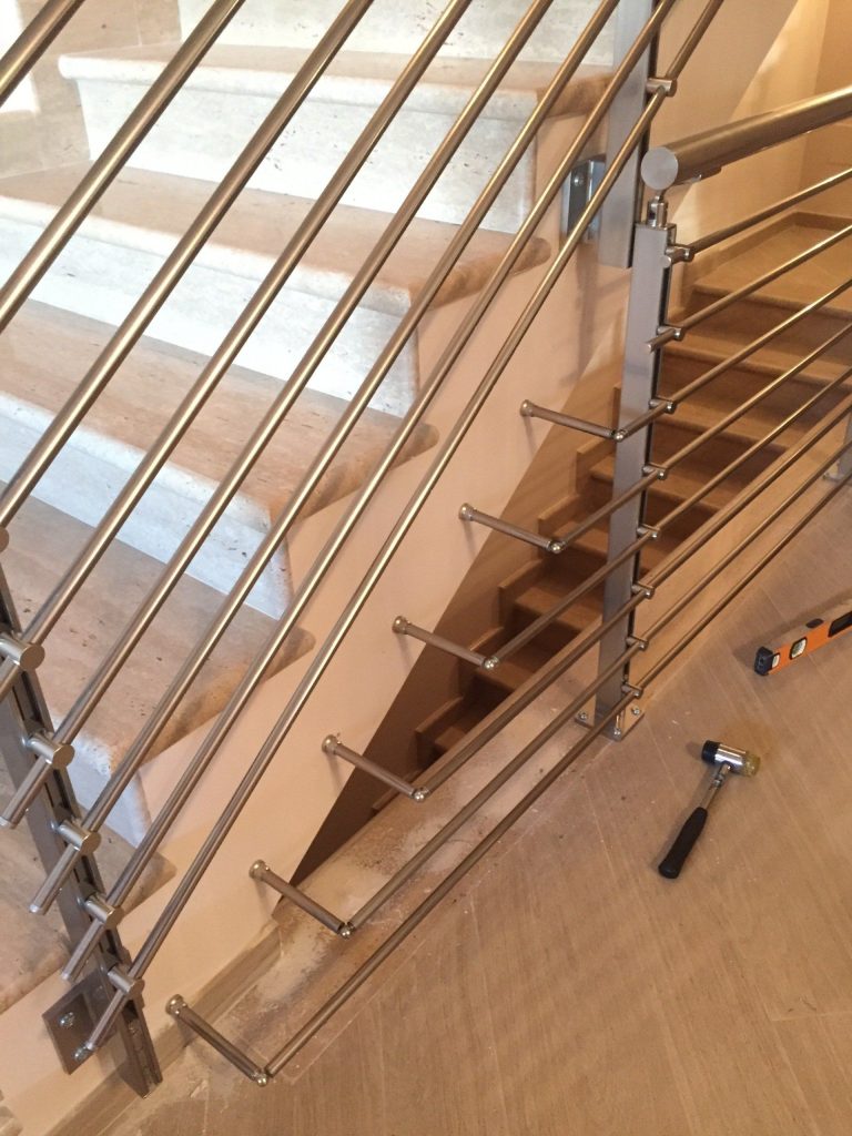 Ringhiera in acciaio a correnti orizzontali su scala interna