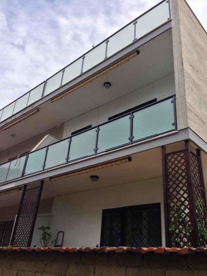Parapetti in vetro sui balconi di una palazzina