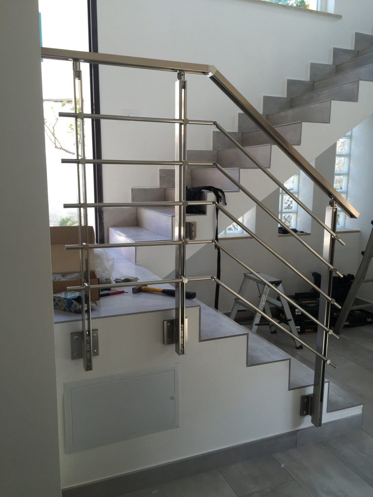 Ringhiera in acciaio su scala interna