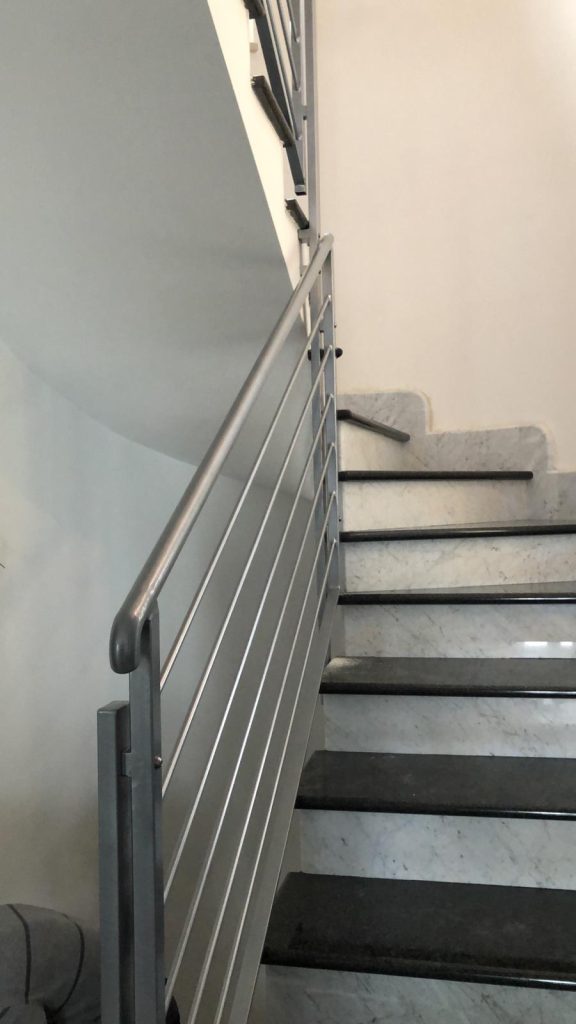 Ringhiera in acciaio lungo una scala interna