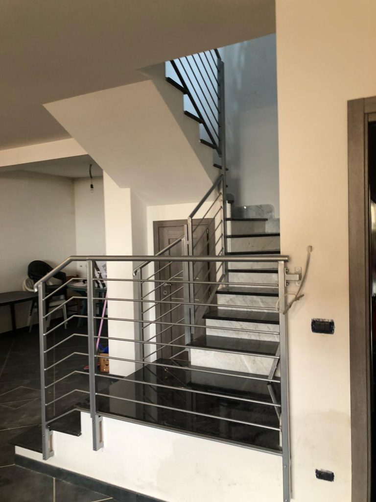 Ringhiera in acciaio su scala interna a due rampe