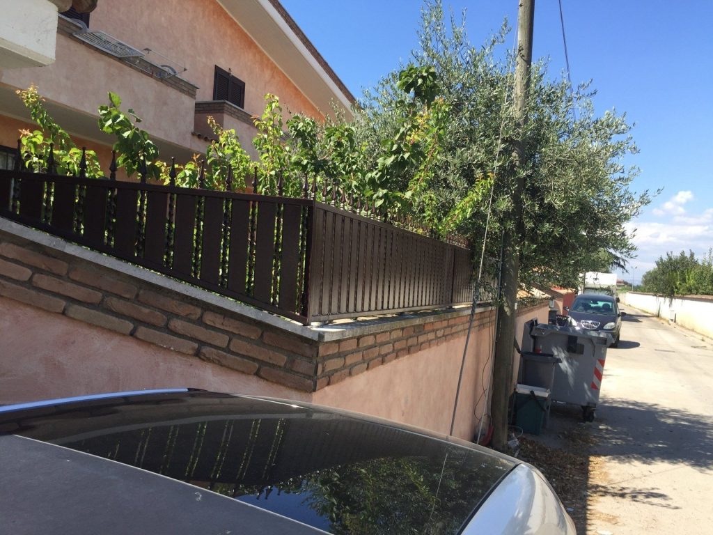 Recinzione in ferro su muretto in mattoni