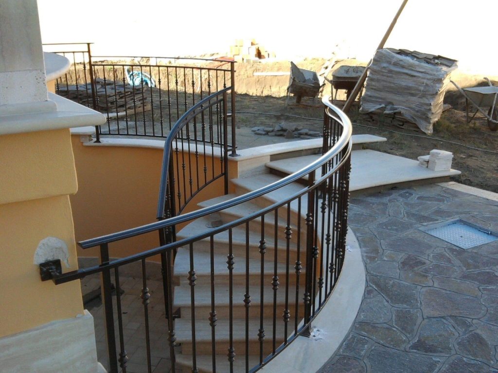 Ringhiera in ferro su scala curva esterna