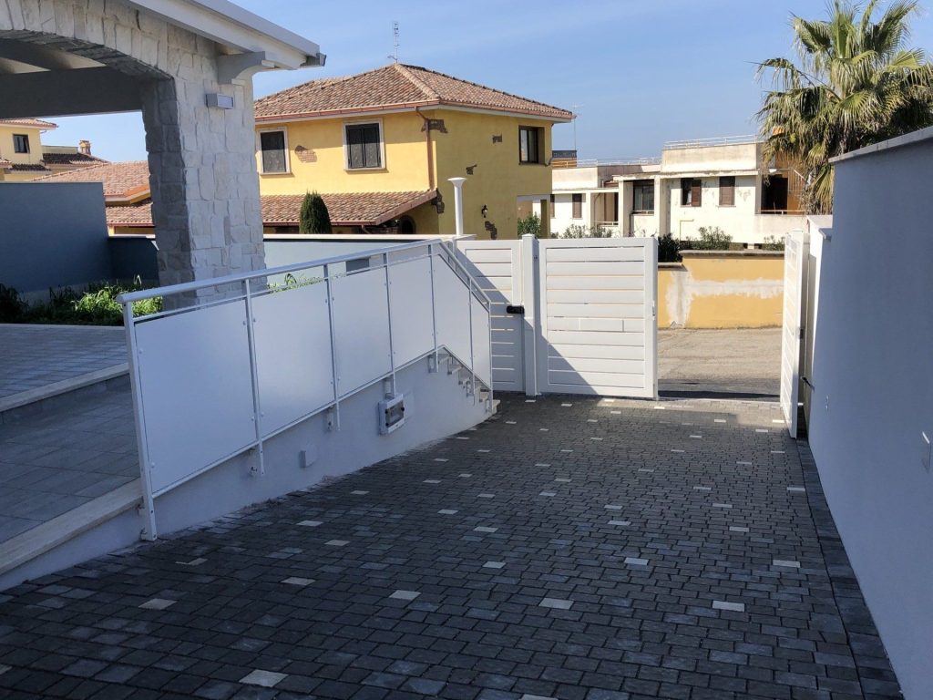 Rampa d’accesso con parapetto a pannelli bianchi