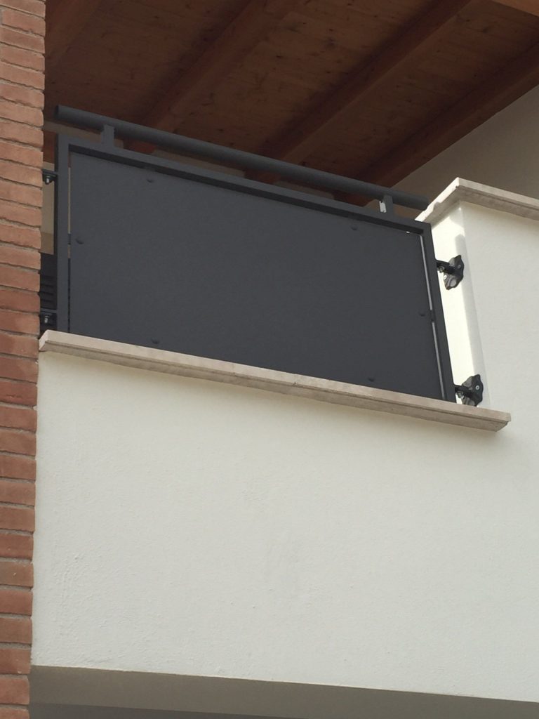 Parapetto in lamiera su balcone