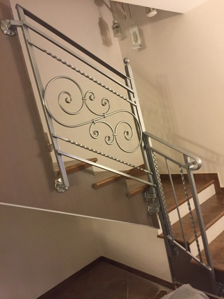 Ringhiera con riccioli su scala interna