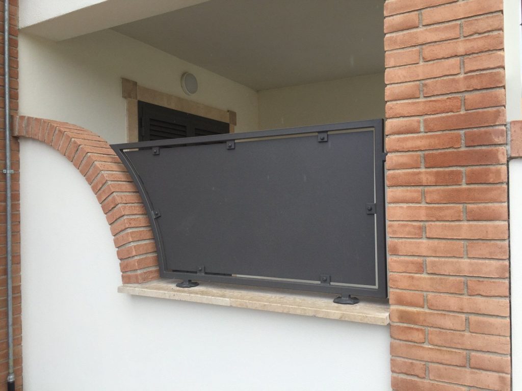 Parapetto in lamiera sotto arco in mattoni