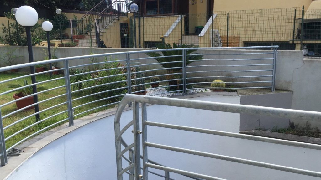 Ringhiera curva in acciaio a correnti su rampa