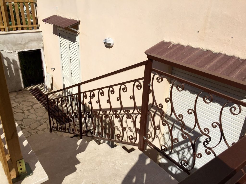 Ringhiera in ferro battuto su scala esterna