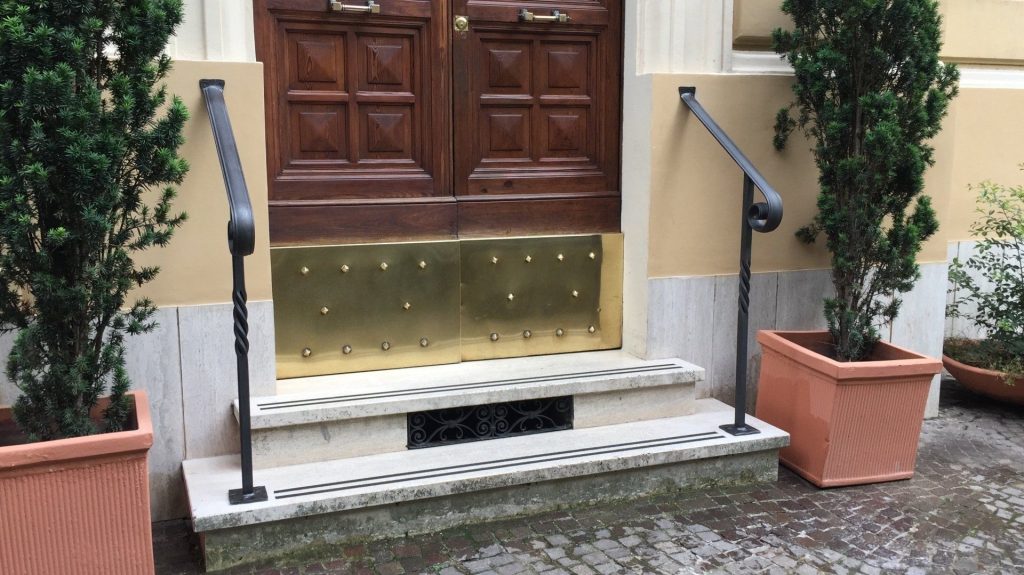 Corrimano in ferro ai lati di un ingresso