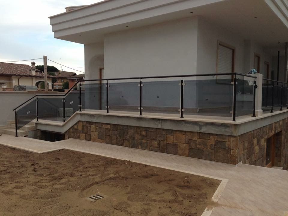 Parapetto in vetro e ferro su terrazzo di una villa