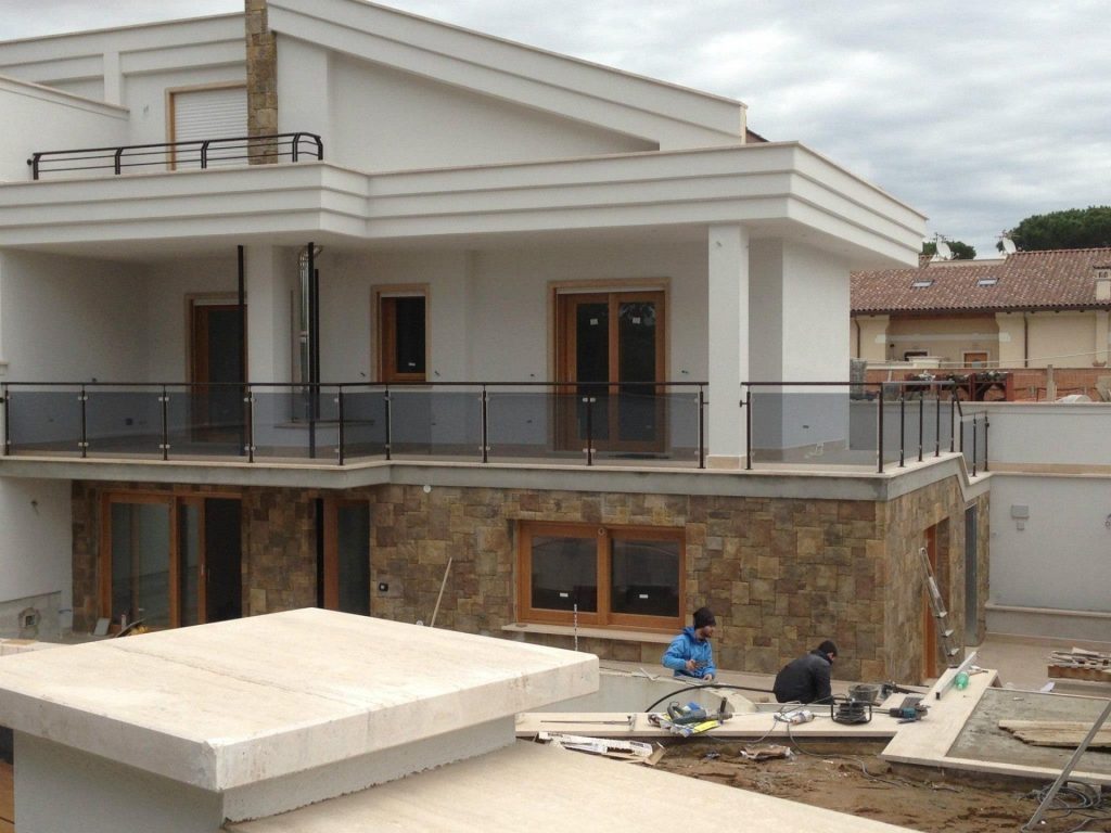 Parapetti in vetro su villa in costruzione