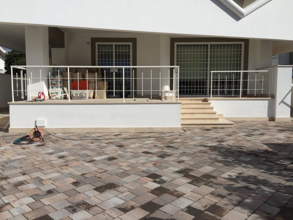 Ringhiera bianca su terrazzo d’ingresso, vista frontale